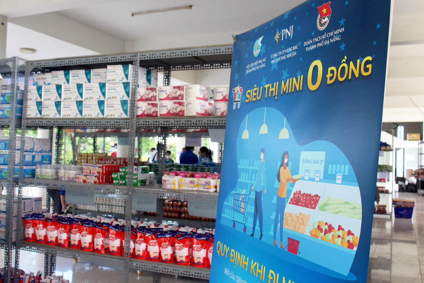 Từ sáng sớm ngày 8/7, các tình nguyện viên tất bật xếp hàng lên kệ, phân luồng lối đi, bố trí các khu vực mua sắm để mở cửa "Siêu thị mini 0 đồng". Đúng 8h, những khách hàng đầu tiên đến mua sắm, họ là những người hoàn cảnh khó khăn, chịu ảnh hưởng bởi dịch bệnh trong thời gian dài ở Đà Nẵng. - Ảnh: Giang Thanh Từ sáng sớm ngày 8/7, các tình nguyện viên tất bật xếp hàng lên kệ, phân luồng lối đi, bố trí các khu vực mua sắm để mở cửa "Siêu thị mini 0 đồng". Đúng 8h, những khách hàng đầu tiên đến mua sắm, họ là những người hoàn cảnh khó khăn, chịu ảnh hưởng bởi dịch bệnh trong thời gian dài ở Đà Nẵng. - Ảnh: Giang Thanh