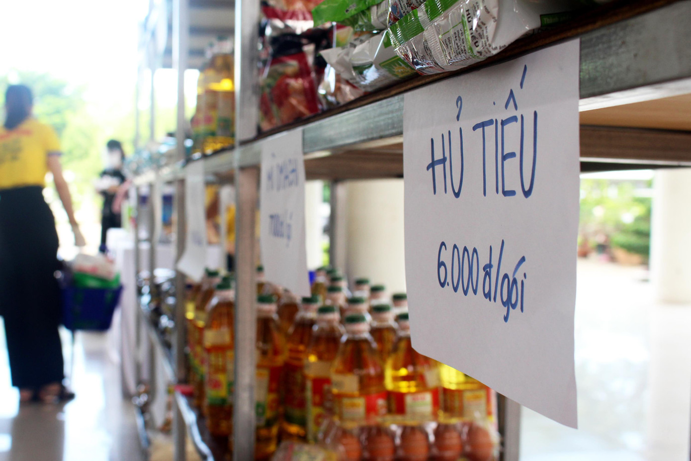 Siêu thị mini 0 đồng kéo dài từ ngày 8/7 đến ngày 10/7, mở cửa lúc 8h sáng và đóng cửa lúc 5h chiều mỗi ngày. Để đảm bảo quy định phòng chống dịch, mỗi ngày, Thành Đoàn bố trí khoảng 50 lượt người dân mua hàng, phân chia theo quận huyện. Siêu thị mini 0 đồng kéo dài từ ngày 8/7 đến ngày 10/7, mở cửa lúc 8h sáng và đóng cửa lúc 5h chiều mỗi ngày. Để đảm bảo quy định phòng chống dịch, mỗi ngày, Thành Đoàn bố trí khoảng 50 lượt người dân mua hàng, phân chia theo quận huyện.