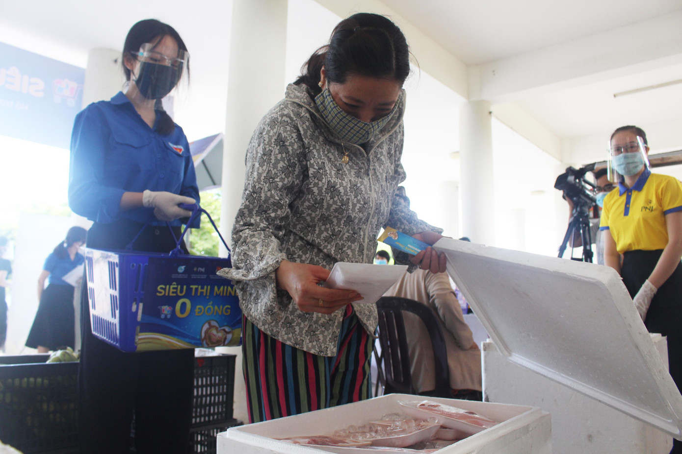 Ngoài ra, người mua cũng có thể lựa chọn các mặt hàng tươi sống như thịt gà, thịt lợn, trứng, các loại hoa quả... Mỗi mặt hàng đều được niêm yết giá trên kệ hàng. Người dân cũng được hỗ trợ mua các mặt hàng miễn phí như: khẩu trang y tế, nước lau sàn, nước rửa chén... Ngoài ra, người mua cũng có thể lựa chọn các mặt hàng tươi sống như thịt gà, thịt lợn, trứng, các loại hoa quả... Mỗi mặt hàng đều được niêm yết giá trên kệ hàng. Người dân cũng được hỗ trợ mua các mặt hàng miễn phí như: khẩu trang y tế, nước lau sàn, nước rửa chén...