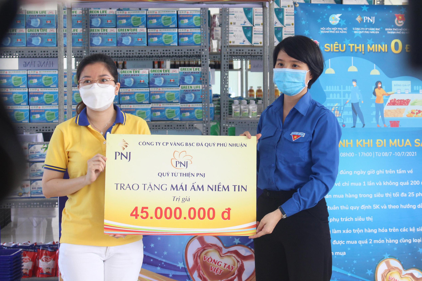 Cũng trong dịp này, đơn vị đồng hành tổ chức Siêu thị mini 0 đồng cũng thông qua Thành Đoàn Đà Nẵng trao 1 mái ấm trị giá 45 triệu đồng để hỗ trợ hộ nghèo, chịu ảnh hưởng của dịch bệnh trên địa bàn. Cũng trong dịp này, đơn vị đồng hành tổ chức Siêu thị mini 0 đồng cũng thông qua Thành Đoàn Đà Nẵng trao 1 mái ấm trị giá 45 triệu đồng để hỗ trợ hộ nghèo, chịu ảnh hưởng của dịch bệnh trên địa bàn.