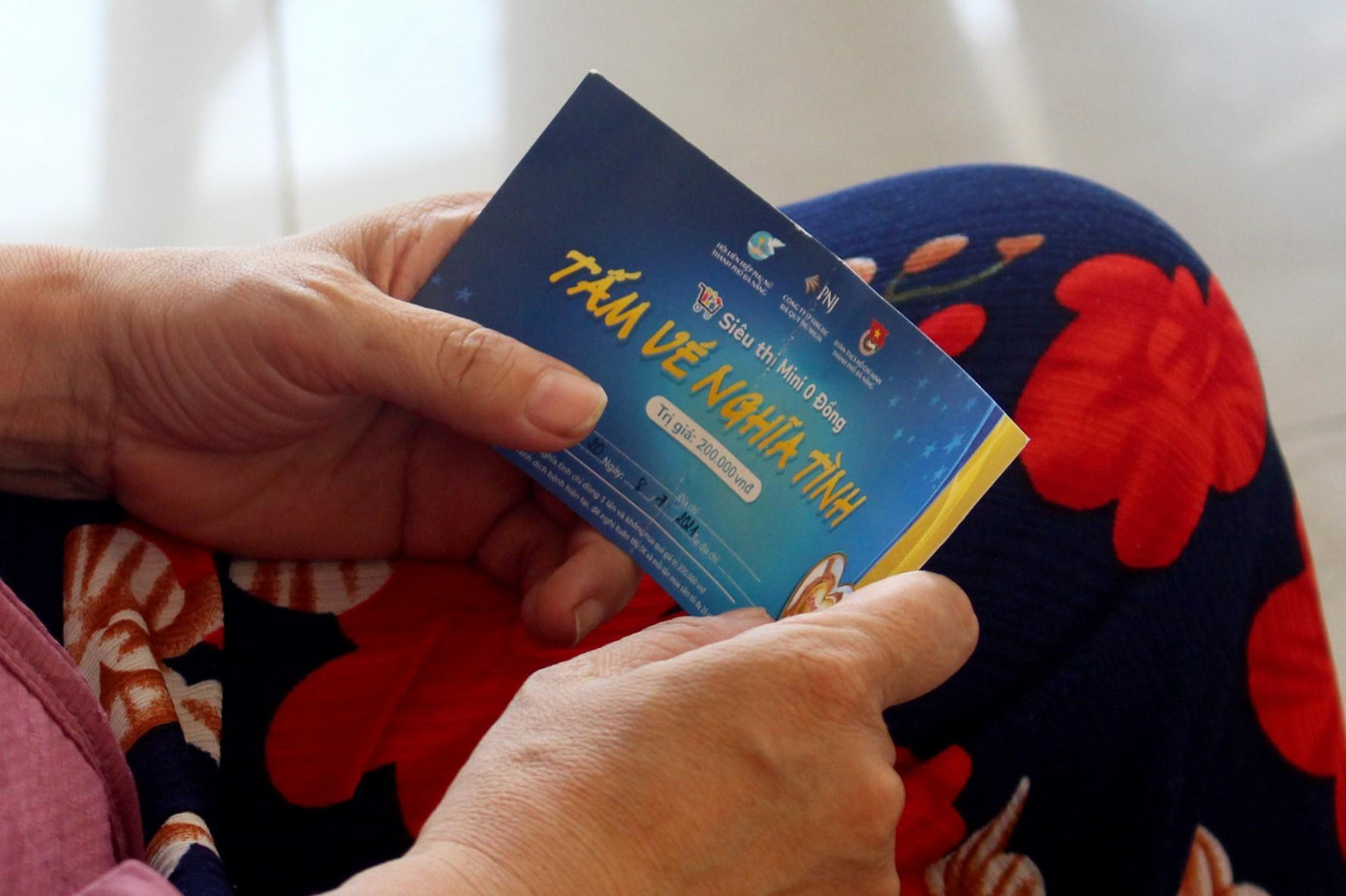 Trước đó, thông qua các đơn vị Đoàn cơ sở, Thành Đoàn đã phát những "tấm vé nghĩa tình" đến các hộ khó khăn ở các quận, huyện. Mỗi tấm vé có giá trị 200.000 đồng, người dân có thể mua sắm miễn phí bằng tấm vé. Trước đó, thông qua các đơn vị Đoàn cơ sở, Thành Đoàn đã phát những "tấm vé nghĩa tình" đến các hộ khó khăn ở các quận, huyện. Mỗi tấm vé có giá trị 200.000 đồng, người dân có thể mua sắm miễn phí bằng tấm vé.