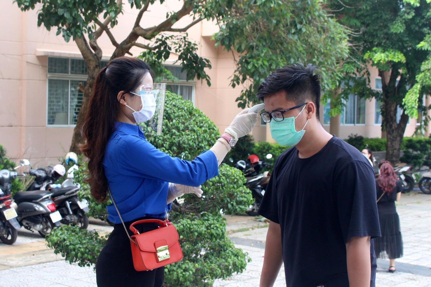 Để vào khu vực siêu thị, người dân được các tình nguyện viên đo thân nhiệt, hướng dẫn sát khuẩn tay, sau đó tiến vào khu vực khai báo y tế. Hoàn thành đủ các bước, người dân được hướng dẫn vào khu vực các kệ hàng mua sắm. Để vào khu vực siêu thị, người dân được các tình nguyện viên đo thân nhiệt, hướng dẫn sát khuẩn tay, sau đó tiến vào khu vực khai báo y tế. Hoàn thành đủ các bước, người dân được hướng dẫn vào khu vực các kệ hàng mua sắm.