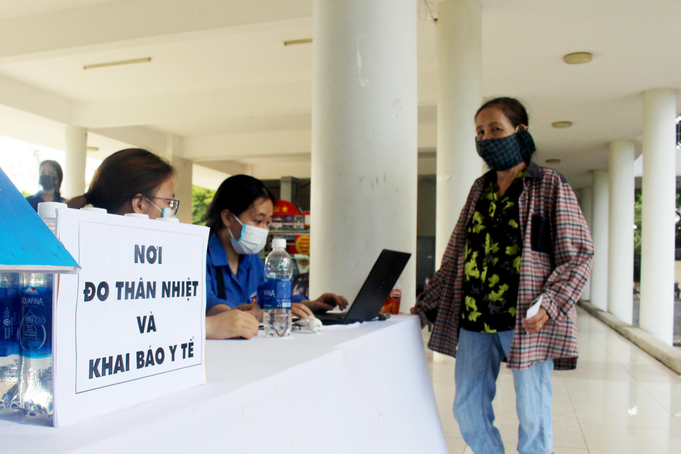 Để đảm bảo quy định phòng, chống dịch, mỗi lượt chỉ có 3 người dân được vào khu vực các kệ hàng để mua đồ. Những người đến sau được bố trí ngồi chờ ở khu vực riêng, đảm bảo giãn cách. Để đảm bảo quy định phòng, chống dịch, mỗi lượt chỉ có 3 người dân được vào khu vực các kệ hàng để mua đồ. Những người đến sau được bố trí ngồi chờ ở khu vực riêng, đảm bảo giãn cách.