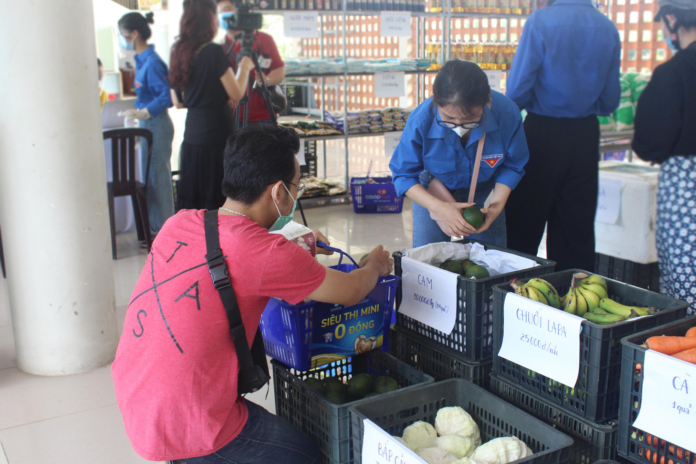 Đối với các trường hợp già yếu, gặp khó khăn trong việc đi lại, tình nguyện viên của Đoàn phường sẽ liên hệ để lên danh sách vật phẩm cần mua, sau đó đến nhận phiếu và đi chợ giúp người dân. Sau khi mua sắm, tình nguyện viên sẽ "ship" túi hàng đến tận nhà cho dân. Đối với các trường hợp già yếu, gặp khó khăn trong việc đi lại, tình nguyện viên của Đoàn phường sẽ liên hệ để lên danh sách vật phẩm cần mua, sau đó đến nhận phiếu và đi chợ giúp người dân. Sau khi mua sắm, tình nguyện viên sẽ "ship" túi hàng đến tận nhà cho dân.