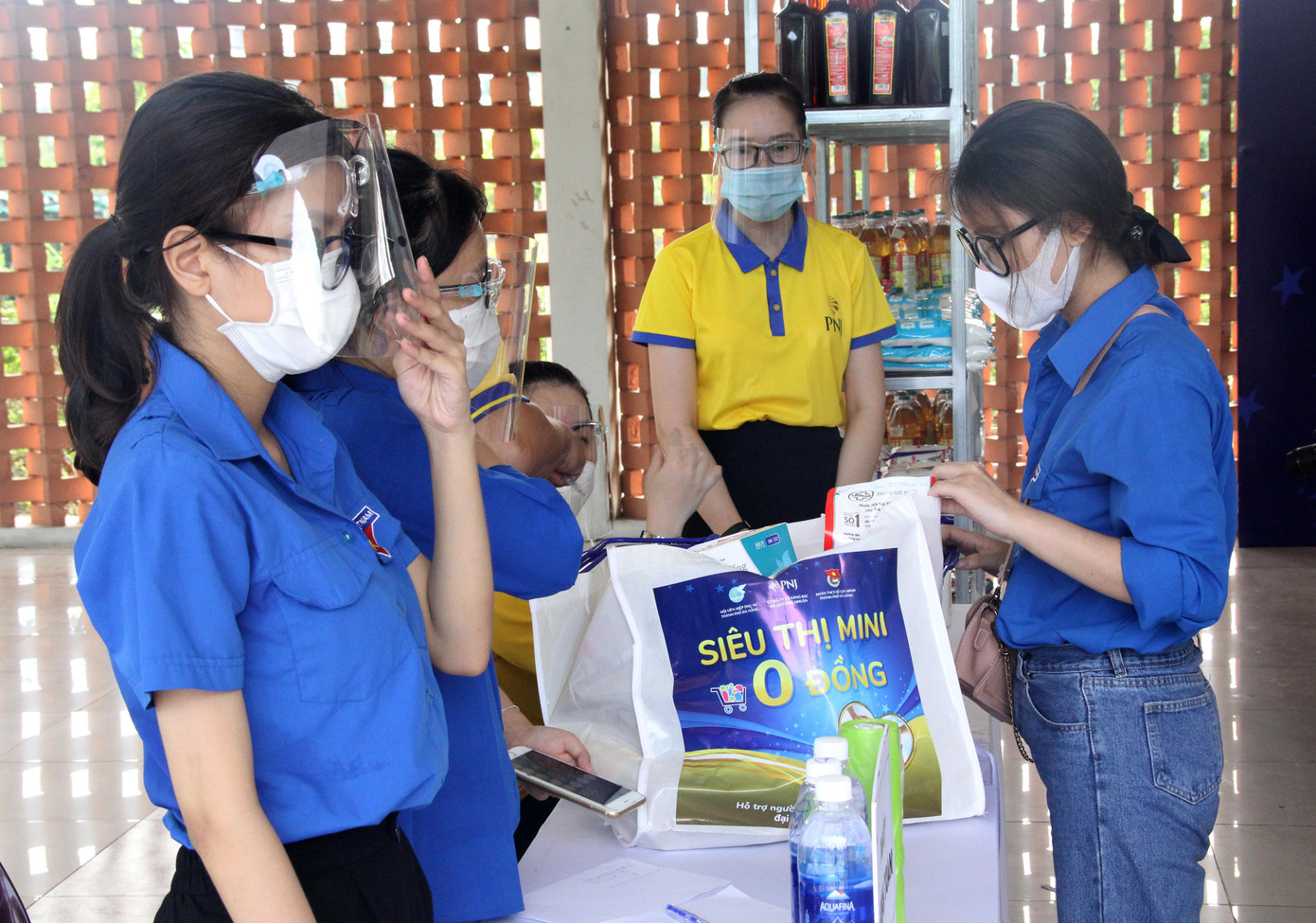 Theo chị Nguyễn Thị Anh Thảo - Phó Bí thư Thành Đoàn Đà Nẵng, qua Siêu thị 0 đồng, chúng tôi mong muốn san sẻ một phần nỗi lo về sinh hoạt phí với các hoàn cảnh khó khăn, chịu ảnh hưởng của dịch bệnh. "Qua đây, Thành Đoàn mong muốn sẽ có nhiều hơn nữa những tấm lòng hảo tâm chung tay dìu người khó Đà Nẵng qua đại dịch COVID-19", chị Thảo nói. Theo chị Nguyễn Thị Anh Thảo - Phó Bí thư Thành Đoàn Đà Nẵng, qua Siêu thị 0 đồng, chúng tôi mong muốn san sẻ một phần nỗi lo về sinh hoạt phí với các hoàn cảnh khó khăn, chịu ảnh hưởng của dịch bệnh. "Qua đây, Thành Đoàn mong muốn sẽ có nhiều hơn nữa những tấm lòng hảo tâm chung tay dìu người khó Đà Nẵng qua đại dịch COVID-19", chị Thảo nói.