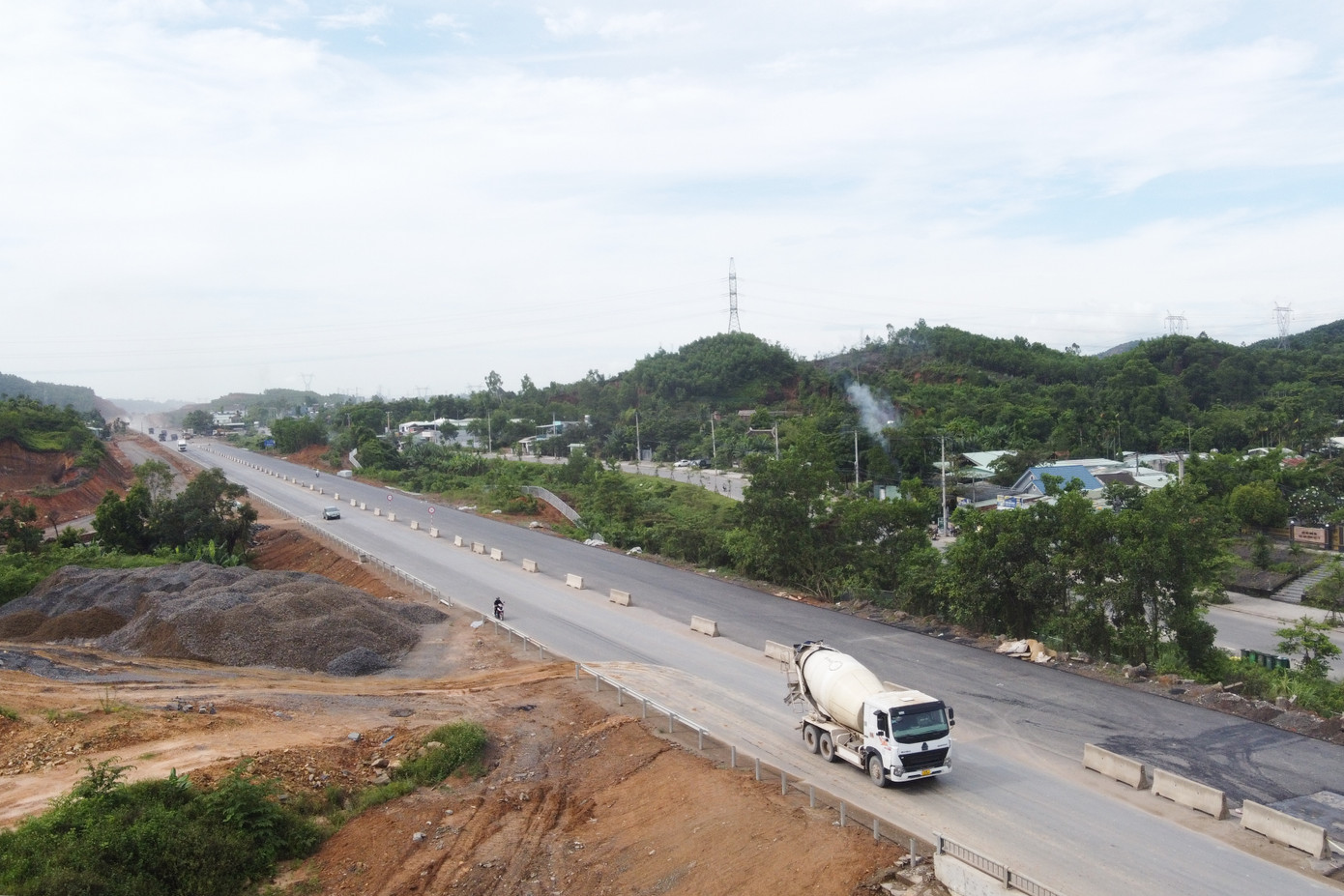 Trong đó, khu chức năng dịch vụ logistics có diện tích khoảng 70,9ha với dân số quy đổi khoảng 2 nghìn người gồm hạ tầng logistics, cảng cạn và khu dịch vụ; được hình thành ở nút giao Hoàng Văn Thái và cao tốc Đà Nẵng – Quảng Ngãi.