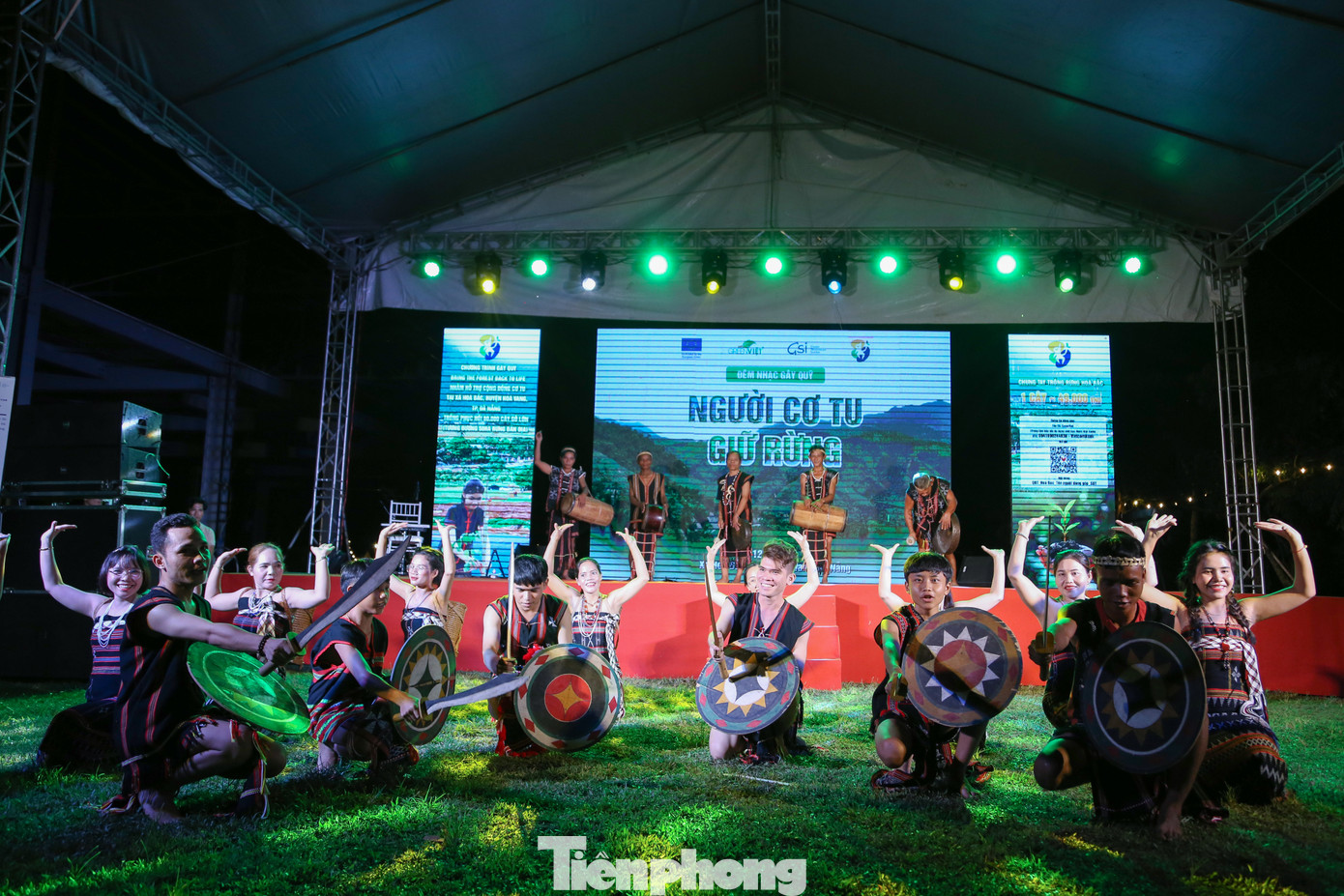 Sau khi hoàn thành giai đoạn gây quỹ, BTC sẽ phối hợp với UBND xã Hòa Bắc để hỗ trợ 20 hộ đồng bào Cơ Tu khó khăn trồng cây gỗ lớn thay cho cây keo, vừa mang lại giá trị kinh tế, vừa giữ được đa dạng sinh học cho rừng bản địa. Tại đêm nhạc, BTC đã tiếp nhận tài trợ 40 tấn phân bón và 250 cây xanh đầu tiên ủng hộ Chương trình.