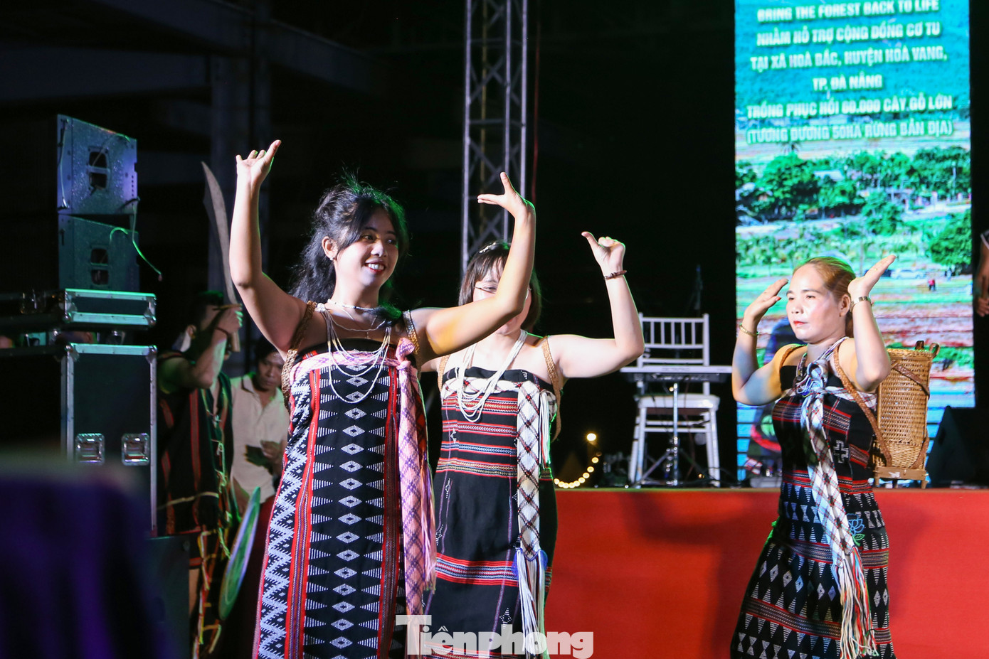 Những nhịp chân dập dìu theo điệu nhạc huyền bí gợi lại không gian của những lễ hội truyền thống từ ngàn xưa của đồng bào Cơ Tu, thu hút người dân và du khách dự đêm nhạc.