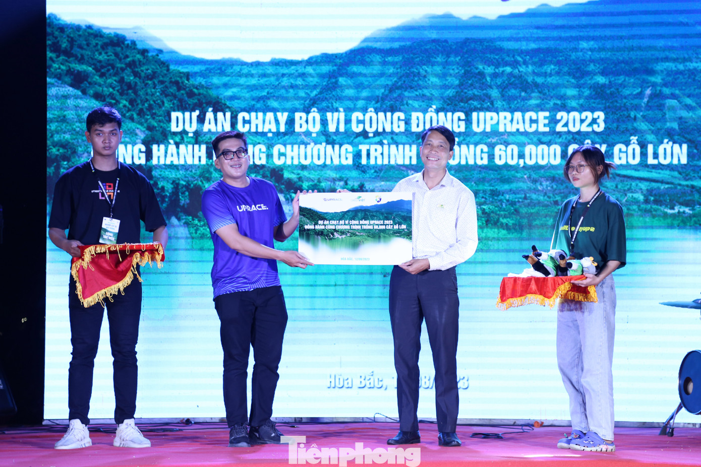 Tại đêm nhạc, đại diện UpRace và Trung tâm GreenViet đã kí cam kết đồng hành, chạy bộ gây quỹ để trồng mới 60 nghìn cây xanh ở xã Hòa Bắc.