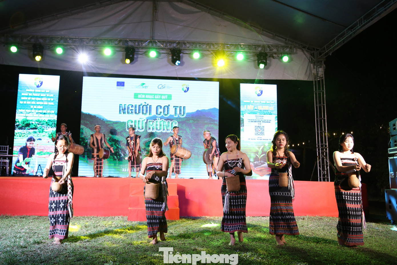 Tối 12/8, Trung tâm Bảo tồn Đa dạng sinh học Nước Việt Xanh (GreenViet) phối hợp cùng Viện Gustav-Stresemann (Viện GSI, Đức) tổ chức Đêm nhạc gây quỹ với chủ đề “Người Cơ Tu giữ rừng” tại Vườn Nho Thung Lũng Nam Yên (thôn Nam Yên, xã Hòa Bắc, huyện Hòa Vang, Đà Nẵng). (Ảnh: Giang Thanh)