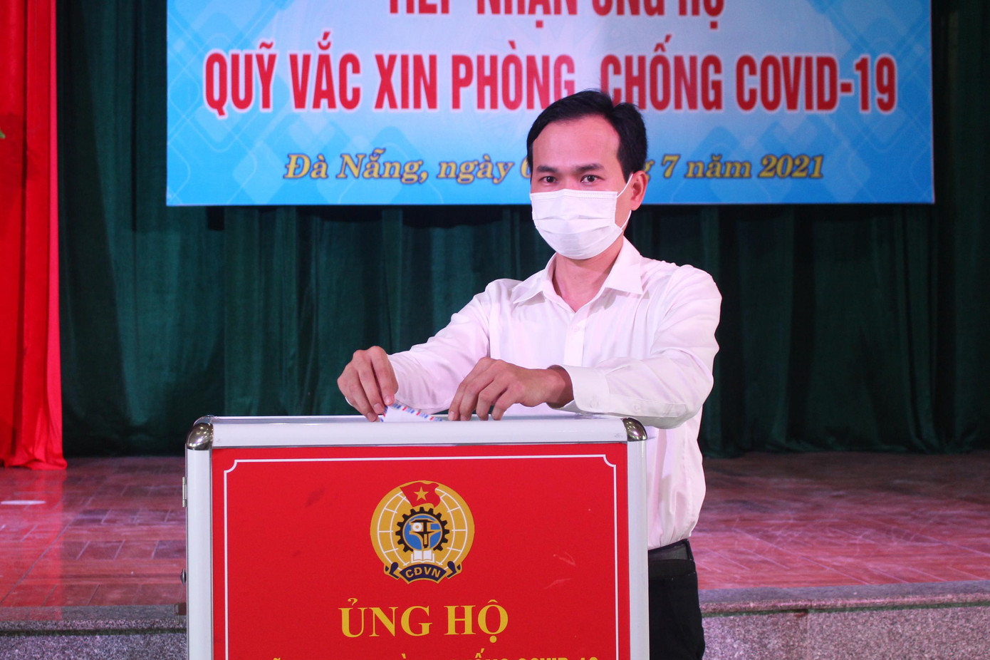 Chủ tịch LĐLĐ TP Đà Nẵng cùng cán bộ, đoàn viên ủng hộ Quỹ vắc xin COVID-19 trực tiếp tại Hội nghị Chủ tịch LĐLĐ TP Đà Nẵng cùng cán bộ, đoàn viên ủng hộ Quỹ vắc xin COVID-19 trực tiếp tại Hội nghị
