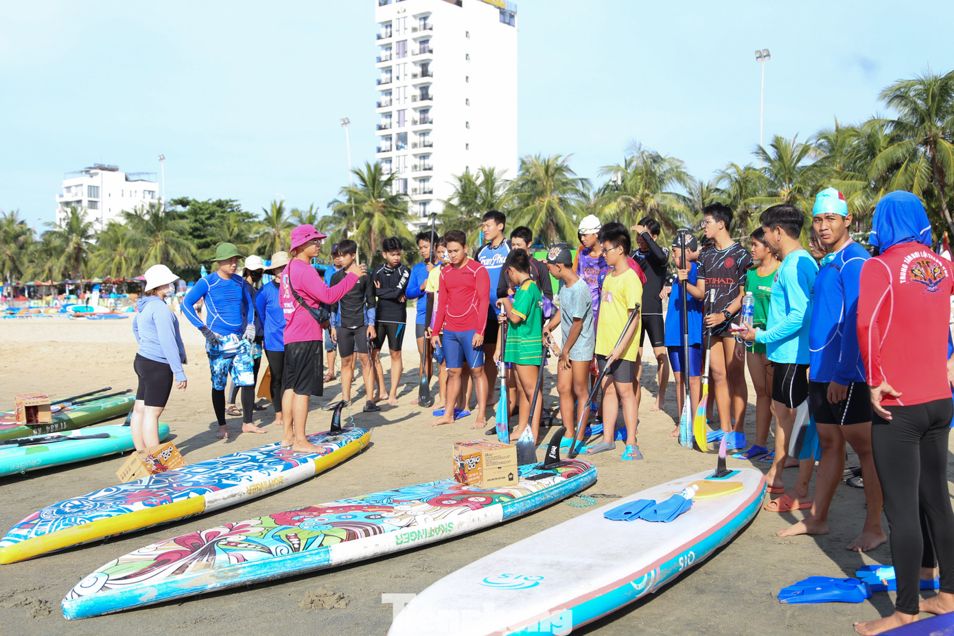 Để di chuyển bằng sup, các tình nguyện viên cũng được hướng dẫn kỹ năng chèo sup, xử lý khi gặp sự cố với sup trên biển...