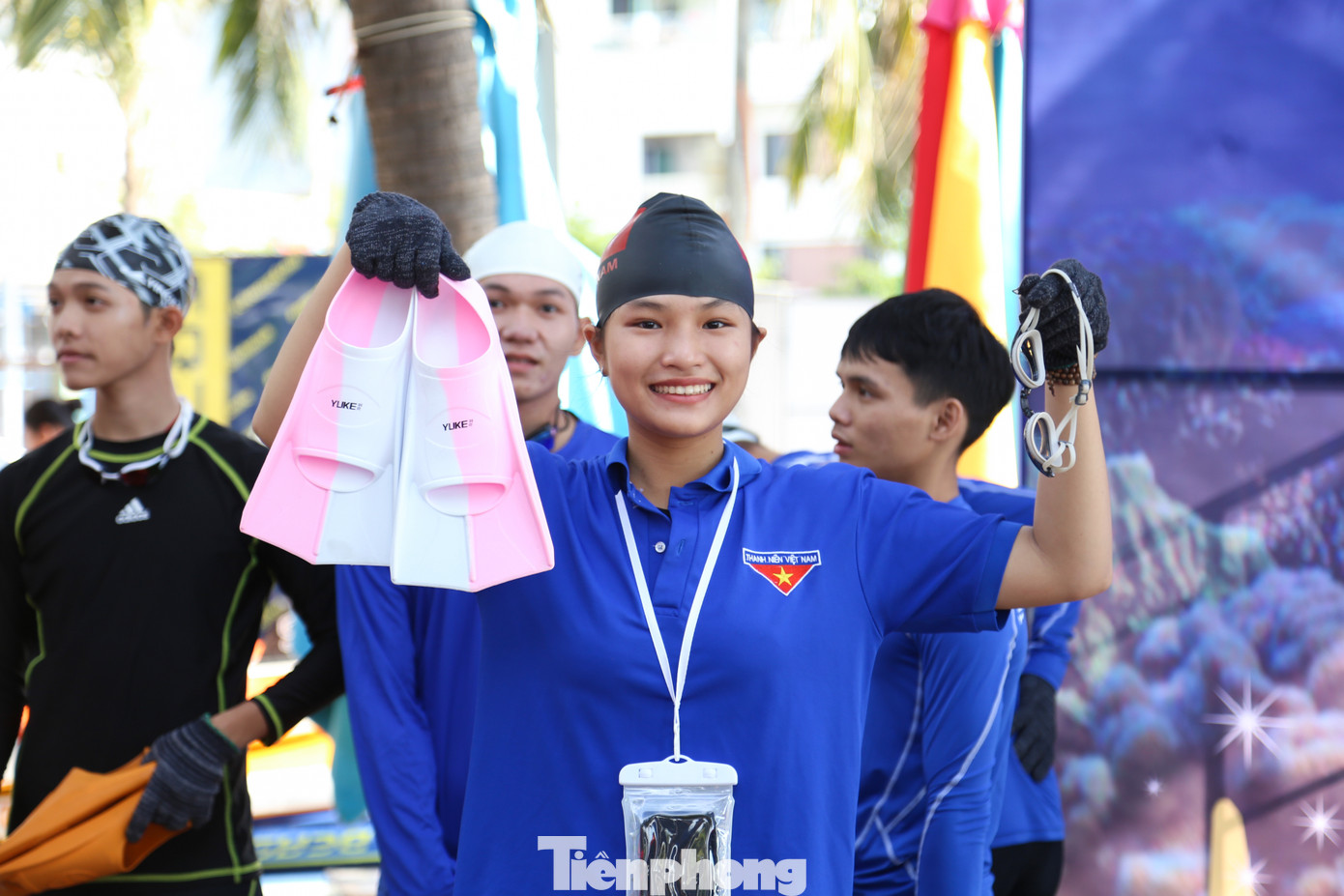 Đăng ký tham gia khi Đoàn trường phát động, Huỳnh Thị Thanh Ngân (SV trường ĐH Thể dục Thể thao Đà Nẵng) háo hức khi lần đầu lặn biển nhặt rác. "Là sinh viên chuyên ngành bơi nên việc lặn không quá khó khăn với em, đặc biệt là khi em đã được tập huấn kỹ. Em rất vui khi có thể cùng mọi người chung tay giữ biển Đà Nẵng sạch đẹp hơn", Ngân nói.