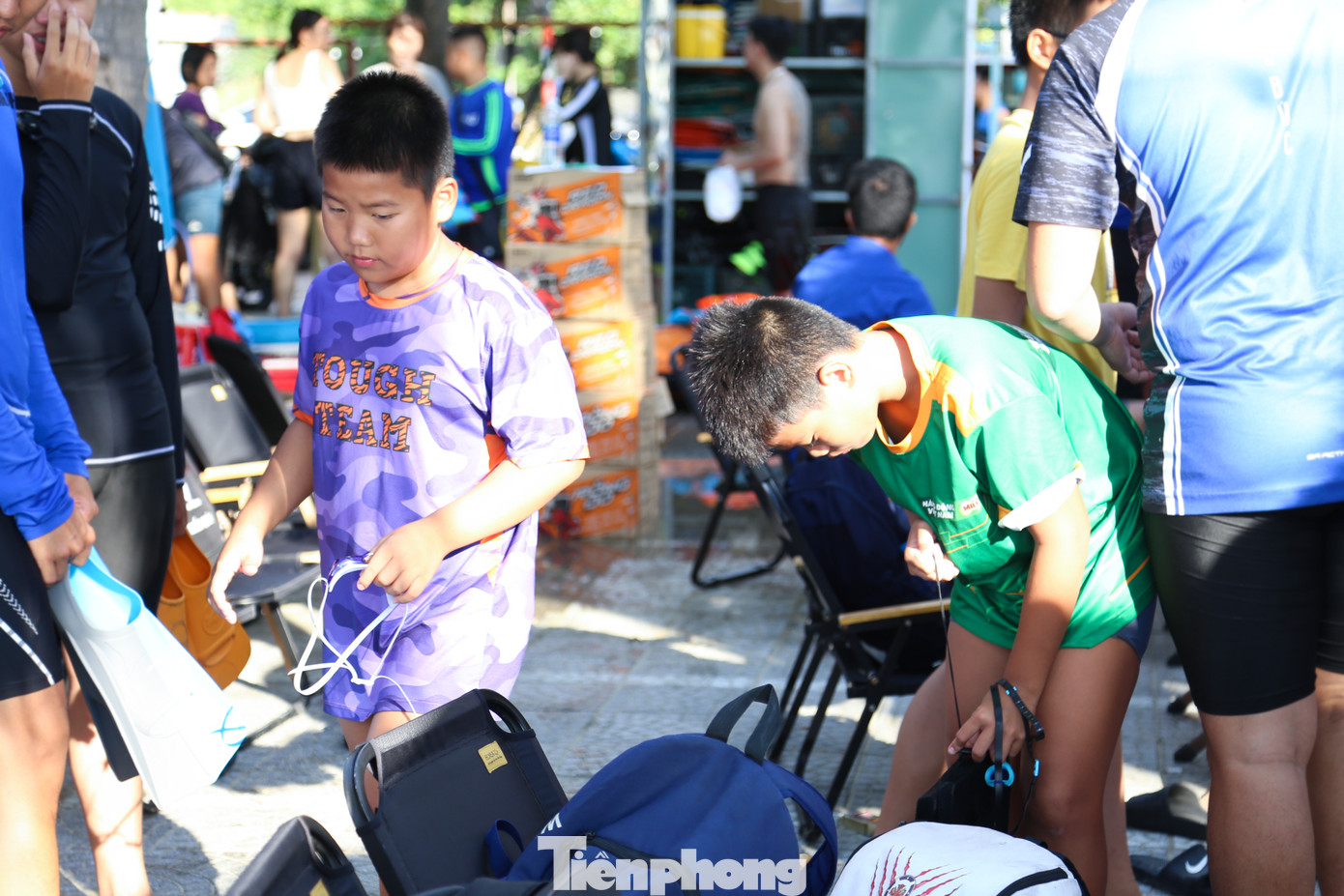 Tình nguyện viên được trang bị đầy đủ các thiết bị như mũ bơi, kính bơi, chân vịt bơi dài, ống thở... và khởi động kỹ càng trước khi xuống nước.