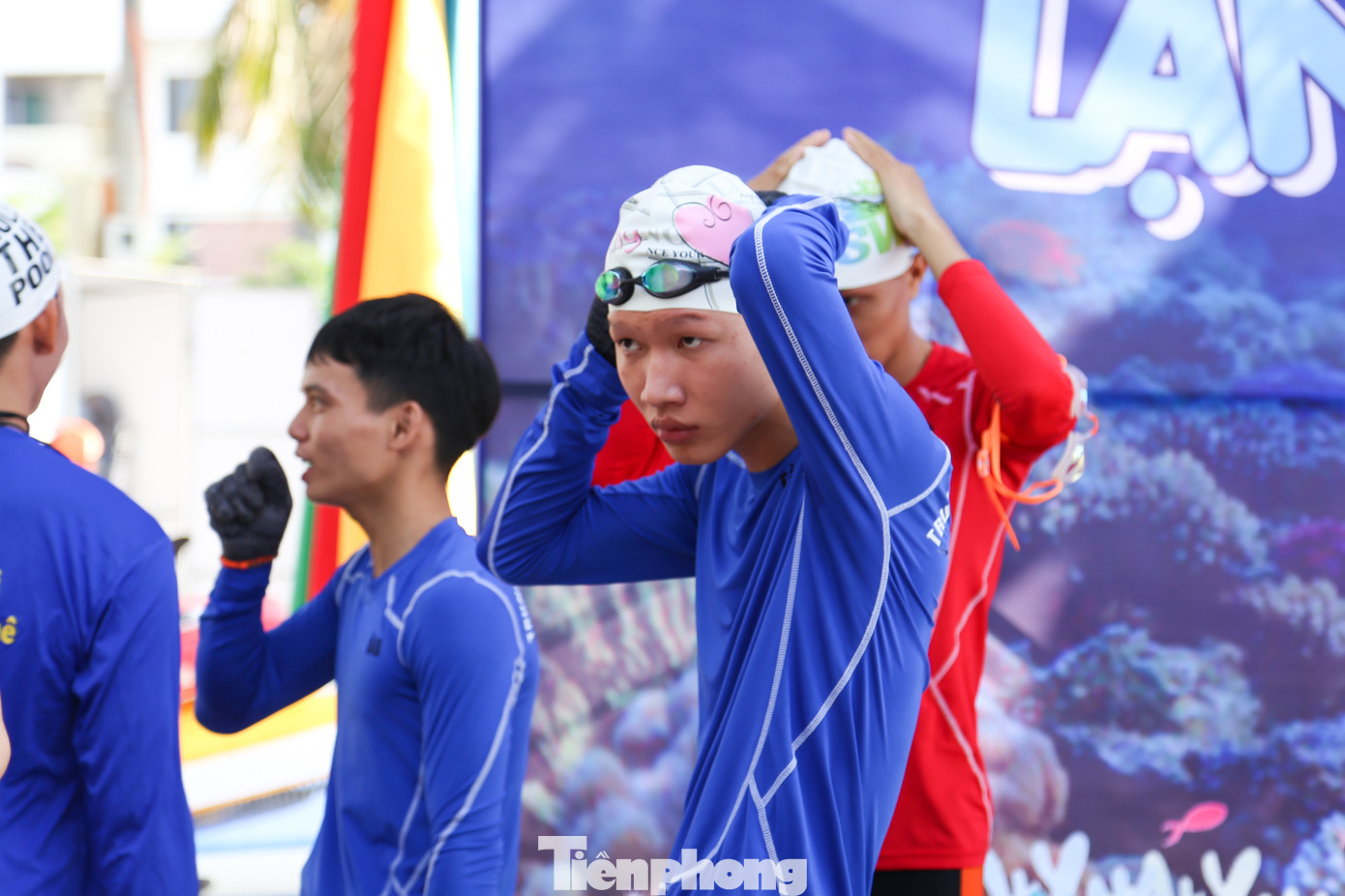 Tình nguyện viên được trang bị đầy đủ các thiết bị như mũ bơi, kính bơi, chân vịt bơi dài, ống thở... và khởi động kỹ càng trước khi xuống nước.