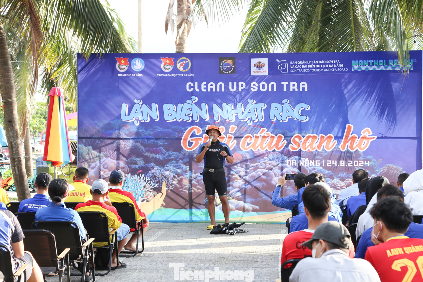 Trước khi tiến hành hoạt động, chuyên gia lặn biển Đào Đặng Công Trung - đại sứ Bán đảo Sơn Trà - đã hướng dẫn kỹ năng và quy trình lặn để đảm bảo an toàn cho tình nguyện viên.