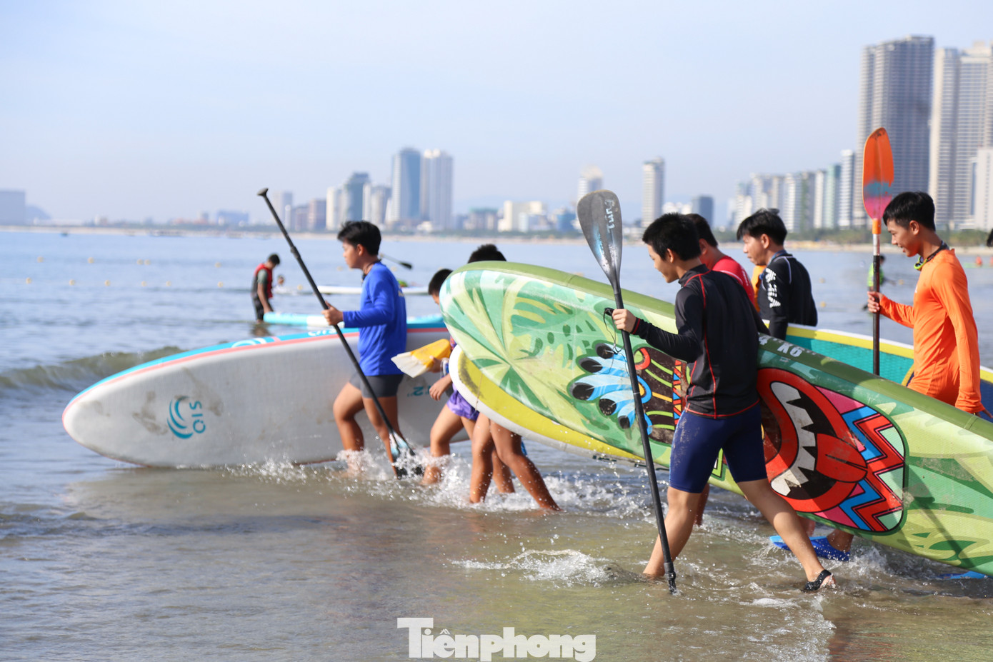 Theo anh Bùi Đăng Toản, Bí thư Đoàn trường ĐH Thể dục Thể thao Đà Nẵng, có hơn 200 tình nguyện viên đăng ký tham gia nhưng sau quá trình chọn lọc, kiểm tra, có khoảng 100 tình nguyện viên đảm bảo sức khỏe, kỹ năng để lặn biển nhặt rác. Hơn 150 tình nguyện viên khác được huy động để dọn dẹp vệ sinh khu vực bán đảo Sơn Trà.