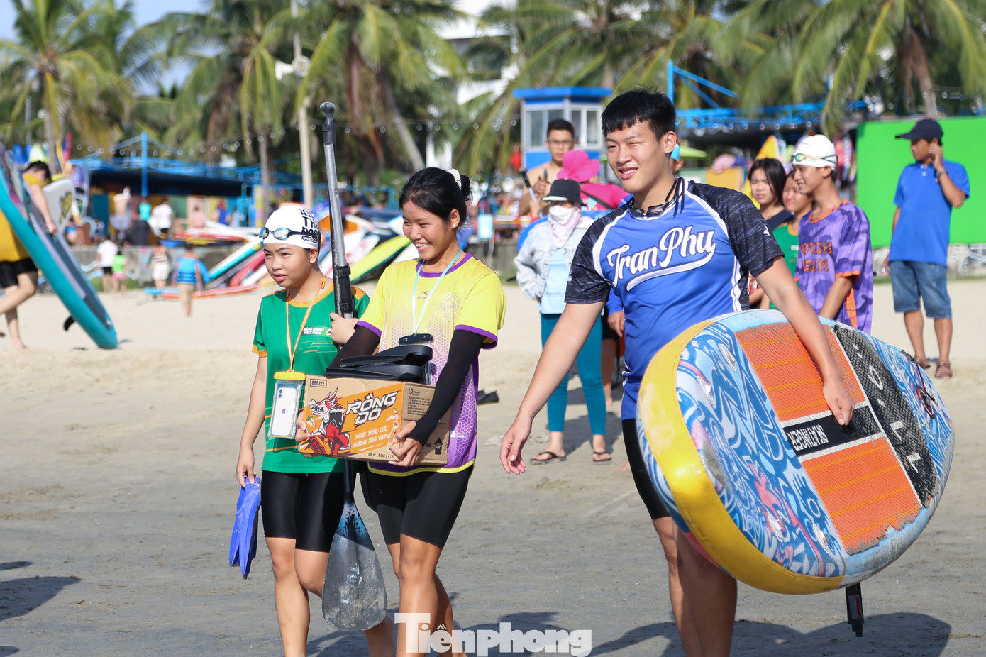 Theo anh Bùi Đăng Toản, Bí thư Đoàn trường ĐH Thể dục Thể thao Đà Nẵng, có hơn 200 tình nguyện viên đăng ký tham gia nhưng sau quá trình chọn lọc, kiểm tra, có khoảng 100 tình nguyện viên đảm bảo sức khỏe, kỹ năng để lặn biển nhặt rác. Hơn 150 tình nguyện viên khác được huy động để dọn dẹp vệ sinh khu vực bán đảo Sơn Trà.