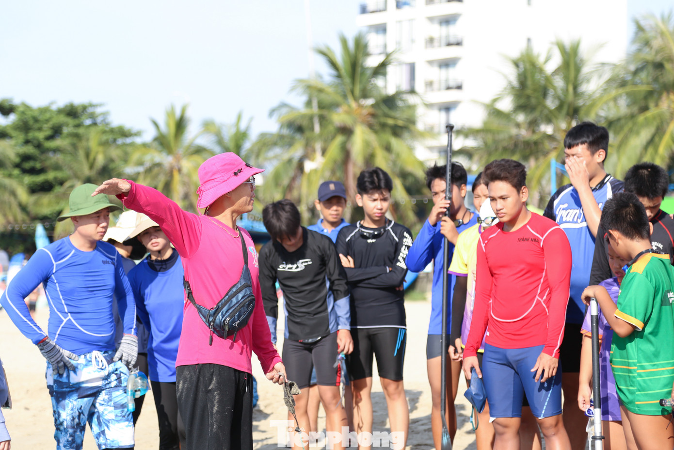 Để di chuyển bằng sup, các tình nguyện viên cũng được hướng dẫn kỹ năng chèo sup, xử lý khi gặp sự cố với sup trên biển...