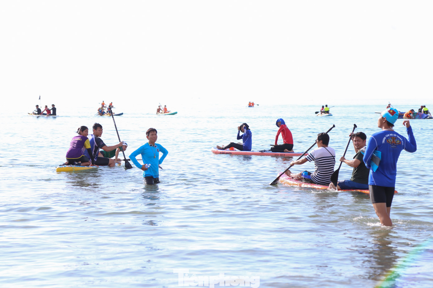 Theo anh Bùi Đăng Toản, Bí thư Đoàn trường ĐH Thể dục Thể thao Đà Nẵng, có hơn 200 tình nguyện viên đăng ký tham gia nhưng sau quá trình chọn lọc, kiểm tra, có khoảng 100 tình nguyện viên đảm bảo sức khỏe, kỹ năng để lặn biển nhặt rác. Hơn 150 tình nguyện viên khác được huy động để dọn dẹp vệ sinh khu vực bán đảo Sơn Trà.