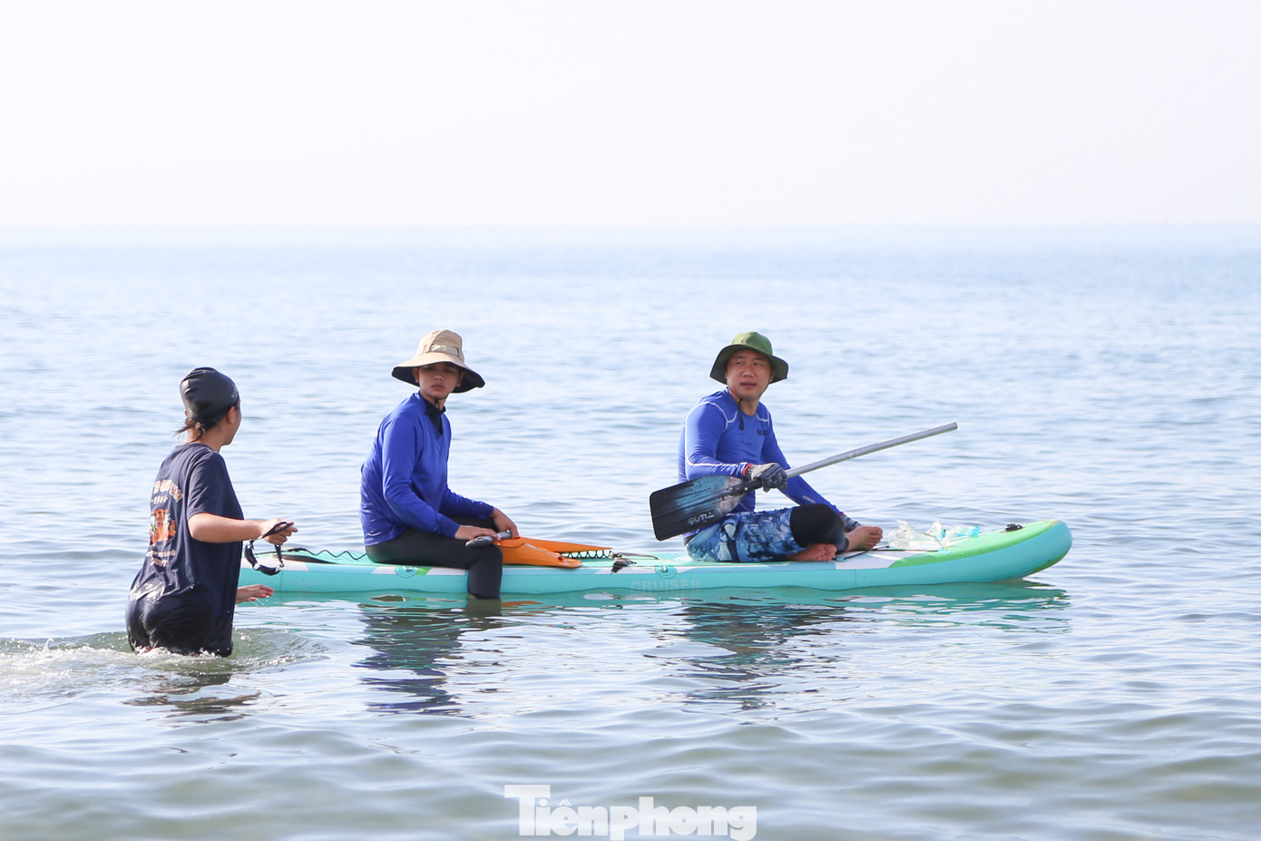 Theo anh Bùi Đăng Toản, Bí thư Đoàn trường ĐH Thể dục Thể thao Đà Nẵng, có hơn 200 tình nguyện viên đăng ký tham gia nhưng sau quá trình chọn lọc, kiểm tra, có khoảng 100 tình nguyện viên đảm bảo sức khỏe, kỹ năng để lặn biển nhặt rác. Hơn 150 tình nguyện viên khác được huy động để dọn dẹp vệ sinh khu vực bán đảo Sơn Trà.