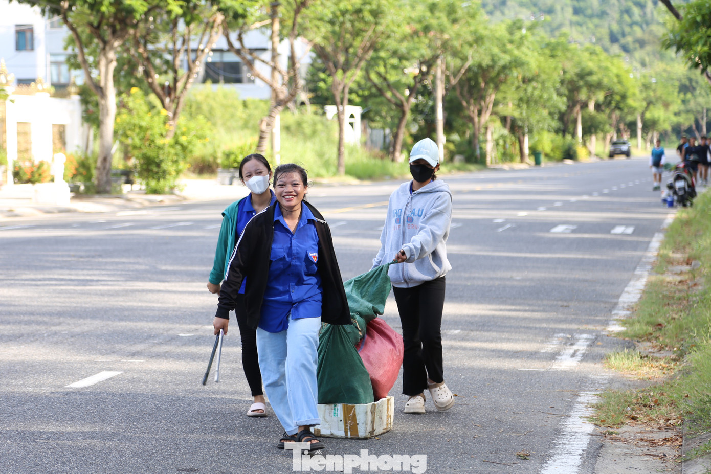 Ngoài nhặt rác dưới biển, các tình nguyện viên cũng tích cực dọn vệ sinh các địa điểm du lịch nổi tiếng ở Bán đảo Sơn Trà. Được biết, đây là lần đầu tiên Đà Nẵng triển khai hoạt động lặn biển nhặt rác quy mô lớn với sự tham gia của đông đảo các tình nguyện viên. Hoạt động do Thành Đoàn Đà Nẵng phối hợp với Trường ĐH Thể dục Thể thao Đà Nẵng tổ chức.