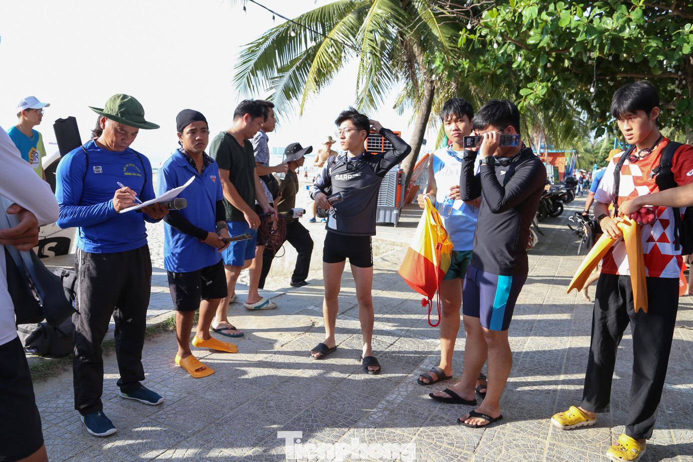 Khoảng 100 tình nguyện viên là sinh viên trường ĐH Thể dục Thể thao Đà Nẵng, CLB bơi Đà Nẵng, CLB bơi Thanh Khê tham gia dọn rác dưới biển. Trước đó, các bạn đã được kiểm tra kỹ năng và tập huấn lặn, xử lý sự cố khi lặn.