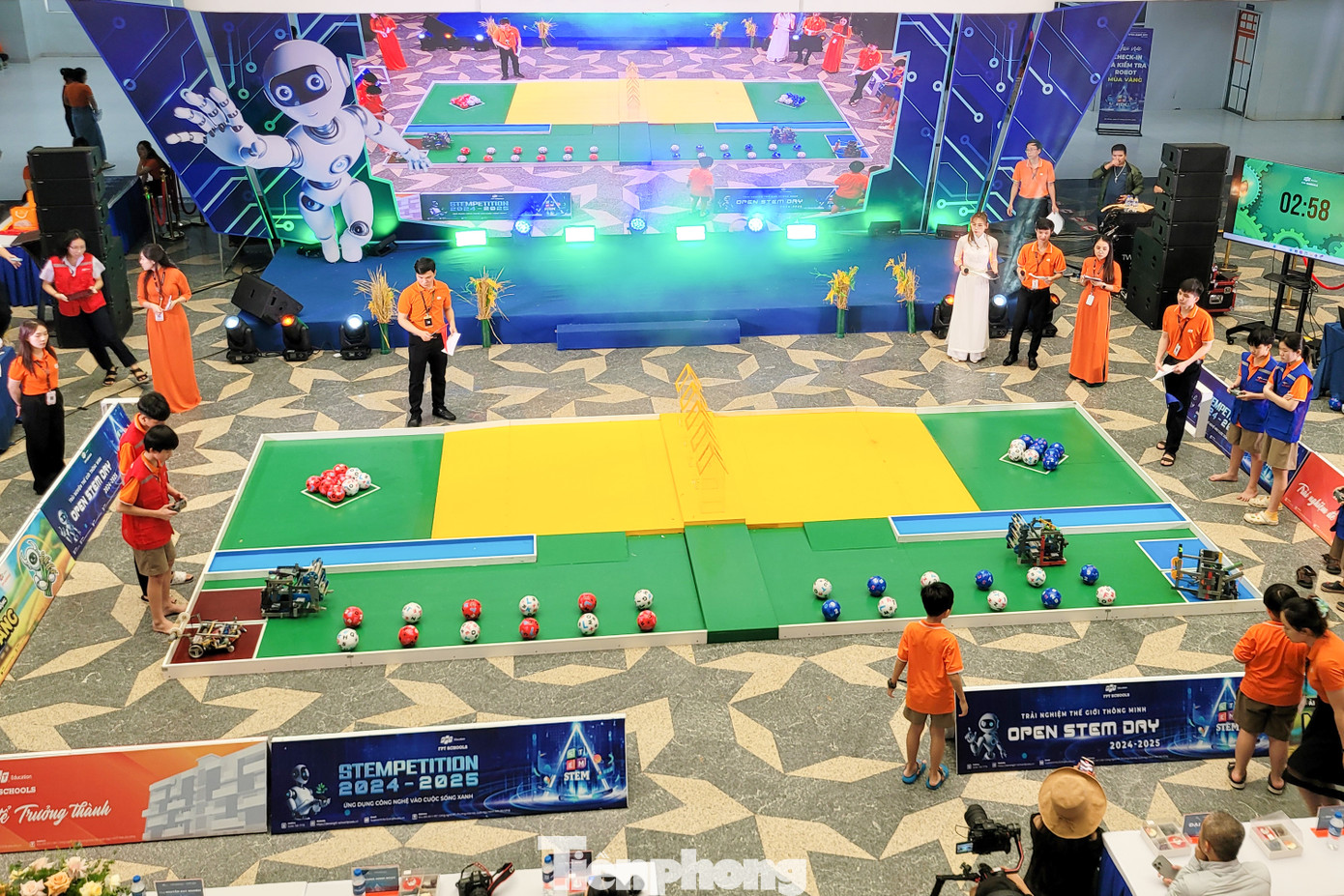 Ngày 7/12, tại Đà Nẵng, Ngày hội Open STEM Day 2024 diễn ra với sự tham gia của khoảng 6.000 học sinh Tiểu học, THCS trên địa bàn Đà Nẵng và Quảng Nam. Đây là ngày hội được tổ chức thường niên với quy mô ngày càng được mở rộng, tạo sân chơi công nghệ năng động cho học sinh. Ảnh: Giang Thanh