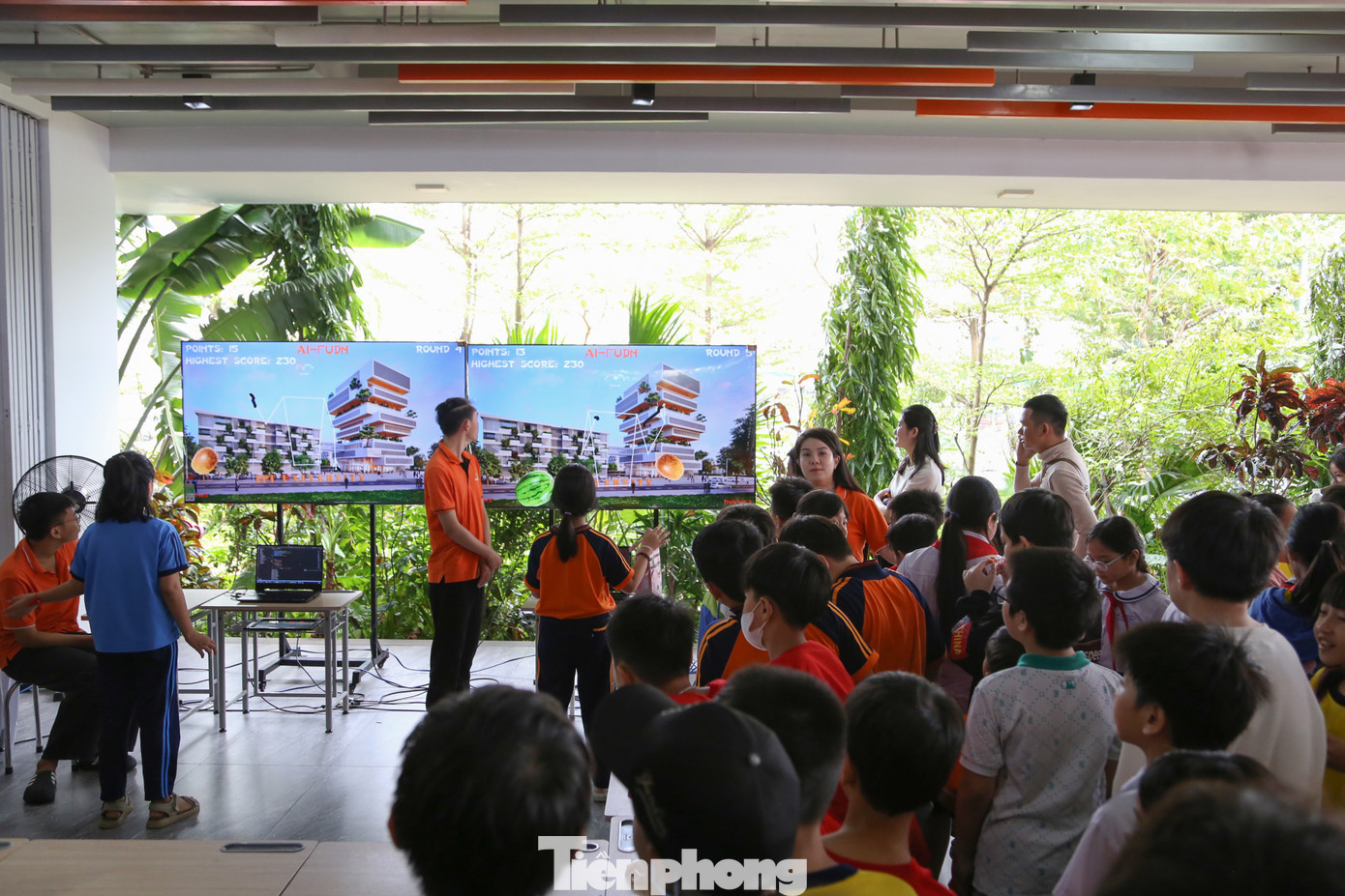 Tại mỗi gian hàng, học sinh được khám phá các công nghệ và trò chơi STEM mới mẻ như: Thực tế ảo tăng cường, lập trình nhanh, biểu diễn thí nghiệm khoa học, thiết kế động cơ, thiết kế tên lửa nước, lắp ghép 3D....