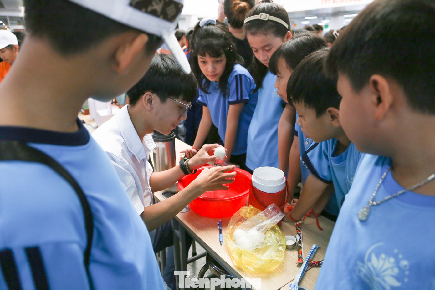 Lần đầu tham gia ngày hội, em Trọng Bình (học sinh lớp 5/5, trường Tiểu học Trần Nhân Tông) hào hứng tham gia các trạm để đổi quà. "Ở đây có rất nhiều trò chơi khoa học mới mẻ, thú vị. Đây là cơ hội để em và các bạn có thêm nhiều trải nghiệm, mở mang hiểu biết và củng cố tình yêu với khoa học công nghệ", Bình nói.