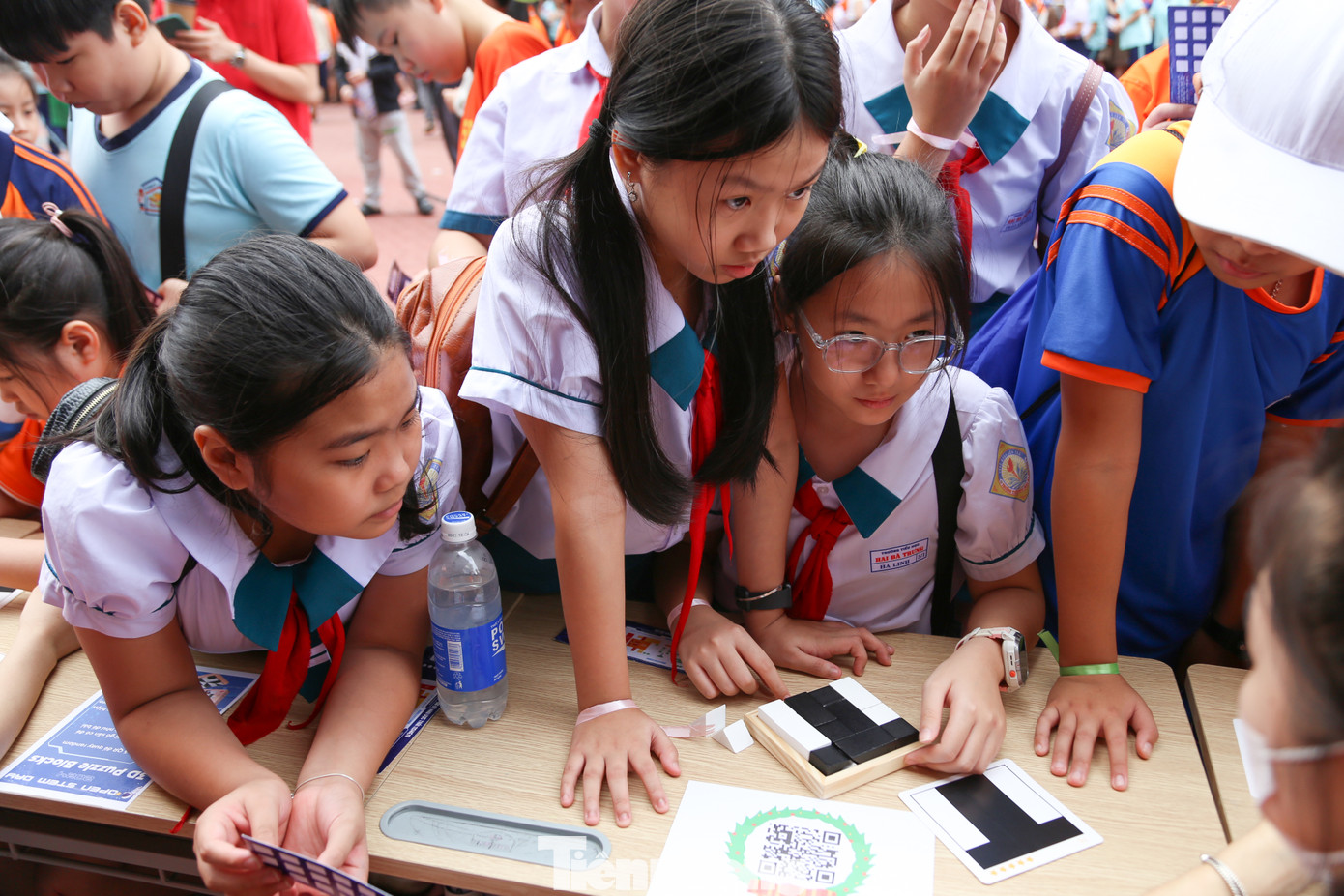 Lần đầu tham gia ngày hội, em Trọng Bình (học sinh lớp 5/5, trường Tiểu học Trần Nhân Tông) hào hứng tham gia các trạm để đổi quà. "Ở đây có rất nhiều trò chơi khoa học mới mẻ, thú vị. Đây là cơ hội để em và các bạn có thêm nhiều trải nghiệm, mở mang hiểu biết và củng cố tình yêu với khoa học công nghệ", Bình nói.