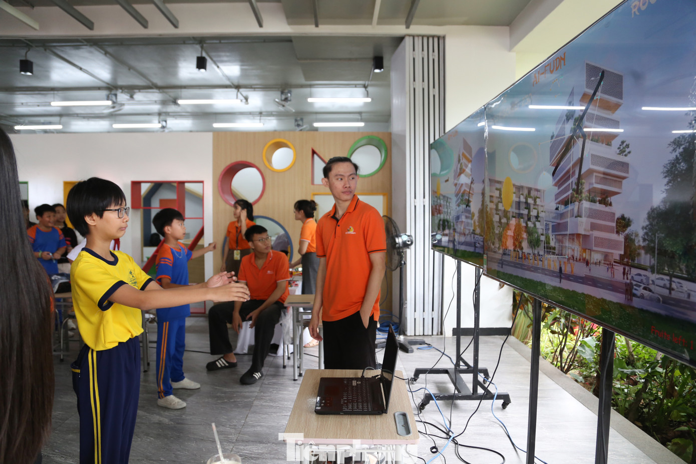 Tại mỗi gian hàng, học sinh được khám phá các công nghệ và trò chơi STEM mới mẻ như: Thực tế ảo tăng cường, lập trình nhanh, biểu diễn thí nghiệm khoa học, thiết kế động cơ, thiết kế tên lửa nước, lắp ghép 3D....