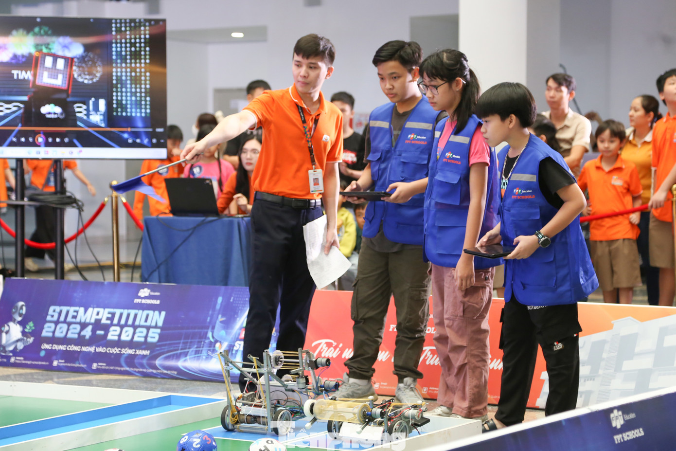 Trong khuôn khổ ngày hội, Giải đấu Robot FPT Schools mở rộng thu hút sự cổ vũ của đông đảo phụ huynh, học sinh. Với 20 đội thi là các liên minh đến từ các trường Tiểu học, THCS ở Đà Nẵng và Quảng Nam, giải đấu mang đến cho người xem những màn đấu robot mãn nhãn.
