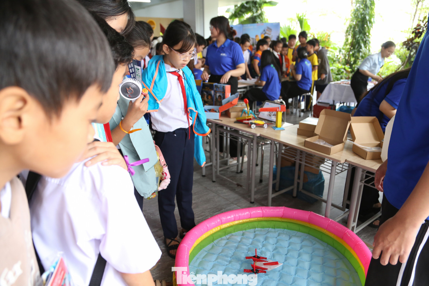 Lần đầu tham gia ngày hội, em Trọng Bình (học sinh lớp 5/5, trường Tiểu học Trần Nhân Tông) hào hứng tham gia các trạm để đổi quà. "Ở đây có rất nhiều trò chơi khoa học mới mẻ, thú vị. Đây là cơ hội để em và các bạn có thêm nhiều trải nghiệm, mở mang hiểu biết và củng cố tình yêu với khoa học công nghệ", Bình nói.