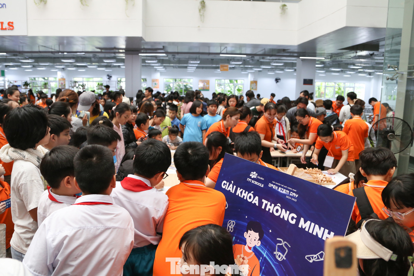 Bên cạnh đó, Ngày hội Open STEM Day 2024 còn có rất nhiều hoạt động trải nghiệm khoa học, công nghệ thu hút, hấp dẫn đông đảo học sinh tham gia. 25 gian hàng là 25 không gian trải nghiệm STEM luôn đông nghẹt học sinh xếp hàng để vui chơi, trải nghiệm.