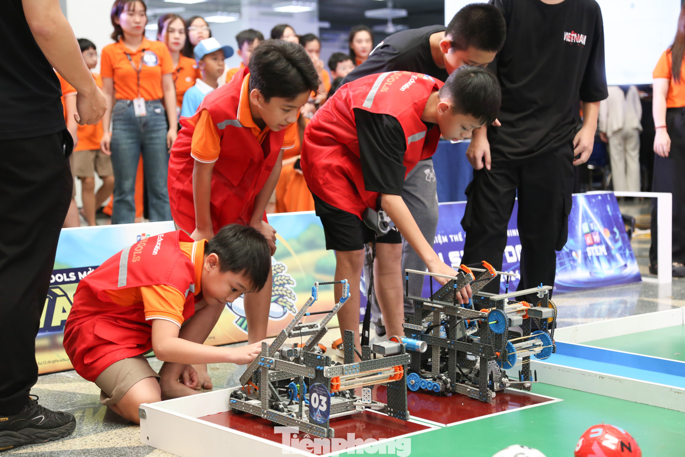 Mỗi đội thi có 2 robot để thi đấu ở 2 khu vực sân. Ở khu vực sân ngoài, robot gom lúa ở các điểm tập kết và bắn vào sân phía trong. Ở khu vực sân phía trong, một robot khác tiếp tục thu gom lúa để vận chuyển bằng cách bắn vào kho tập kết ở giữa sân.