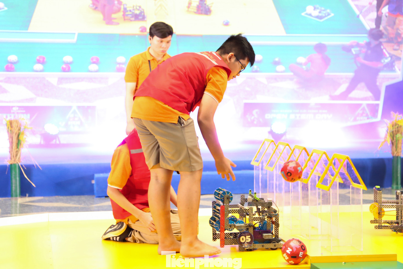 Đội thi gom được 9 bó lúa vào 3 kho ở khu vực trung tâm sẽ giành được chiến thắng "Mùa Vàng" và chiến thắng tuyệt đối. Đối với các màn đối đầu không có chiến thắng "Mùa Vàng", BTC tính điểm dựa trên số lúa vận chuyển được vào sân phía trong và kho thóc. 8 đội thi xuất sắc nhất vòng loại tranh tài ở vòng loại trực tiếp để chọn ra các đội đạt điểm cao nhất, trao giải Nhất, Nhì, Ba và các giải phụ.