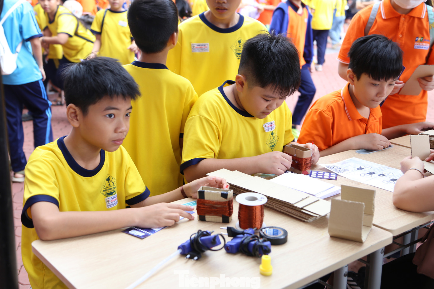 "Đây là cơ hội để các em học sinh học tập nghiên cứu về khoa học công nghệ, tạo nền tảng để ứng dụng khoa học công nghệ vào thực tiễn, sẵn sàng hành trang bước vào kỷ nguyên vươn mình của đất nước", ông Bình nhấn mạnh.