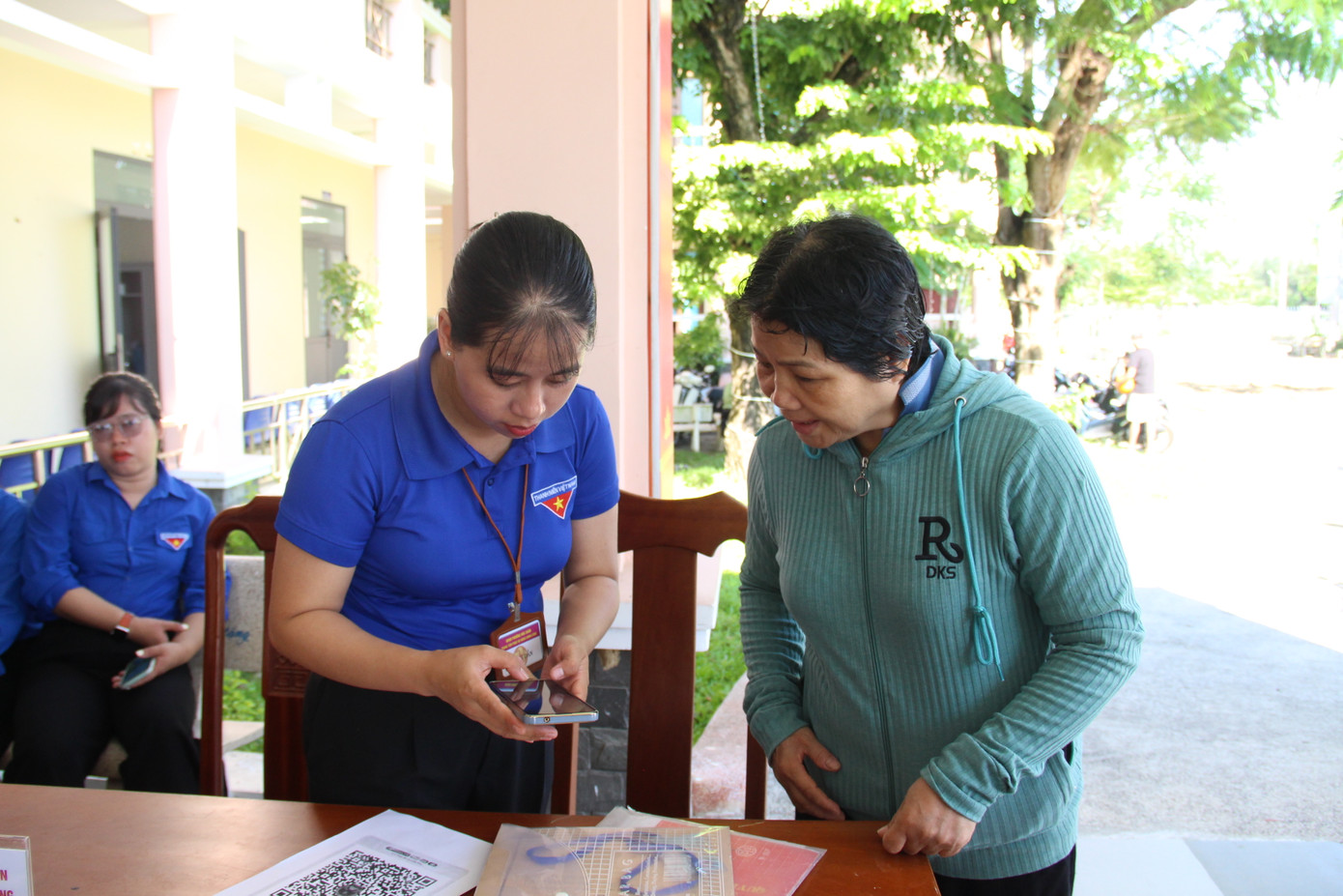 Có mặt từ sớm làm thủ tục đất đai, đang loay hoay chưa biết bắt đầu từ đâu, bà Phan Thị Mỹ (60 tuổi) được các tình nguyện viên hỗ trợ lấy số thứ tự, chuẩn bị các thủ tục giấy tờ và hướng dẫn vào bộ phận giải quyết thủ tục.