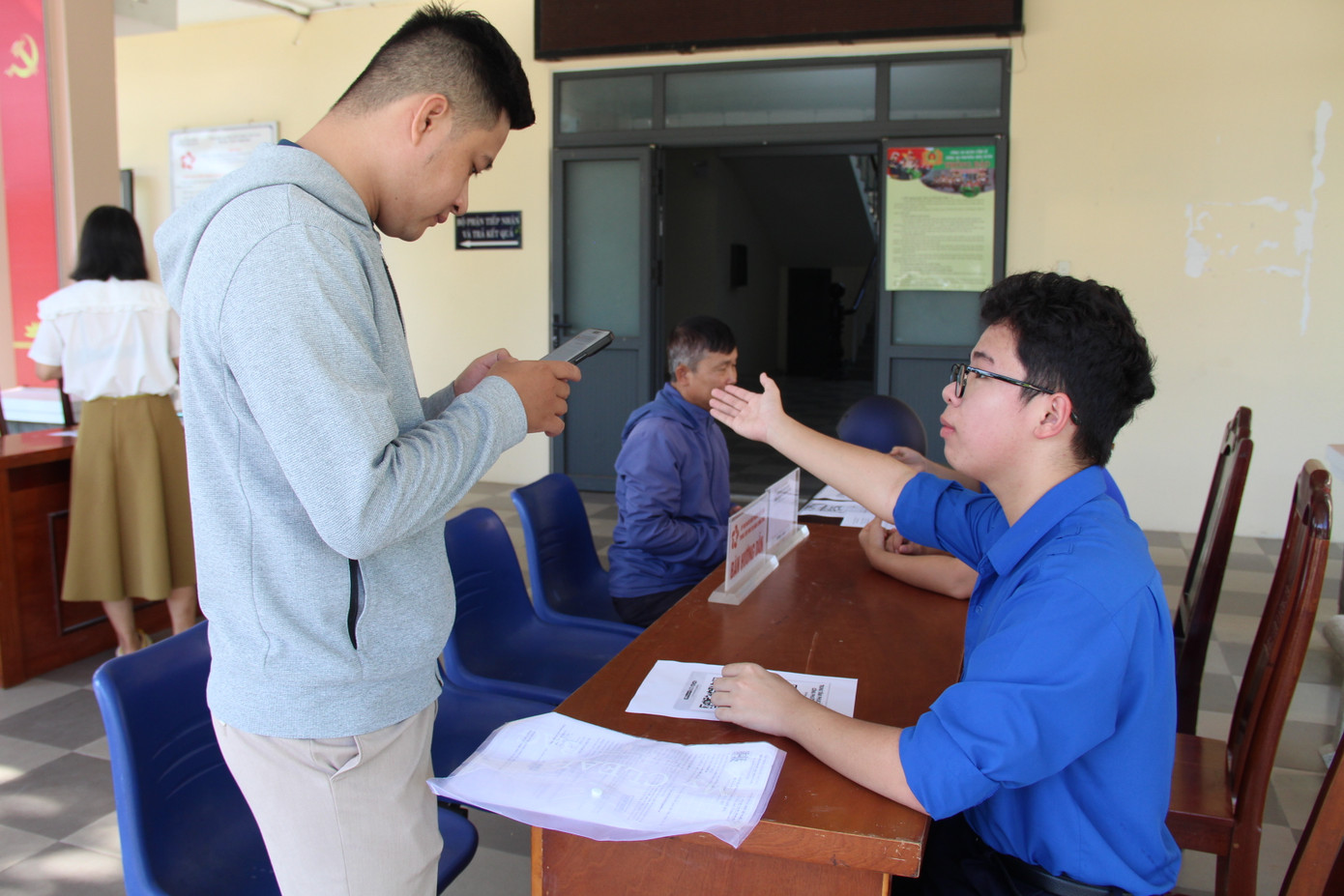 Các tình nguyện viên luân phiên hỗ trợ tại Trung tâm dịch vụ hành chính công (tại 2 điểm) và triển khai các hoạt động "đi từng ngõ, gõ từng nhà" phổ cập cho người dân các dịch vụ công.