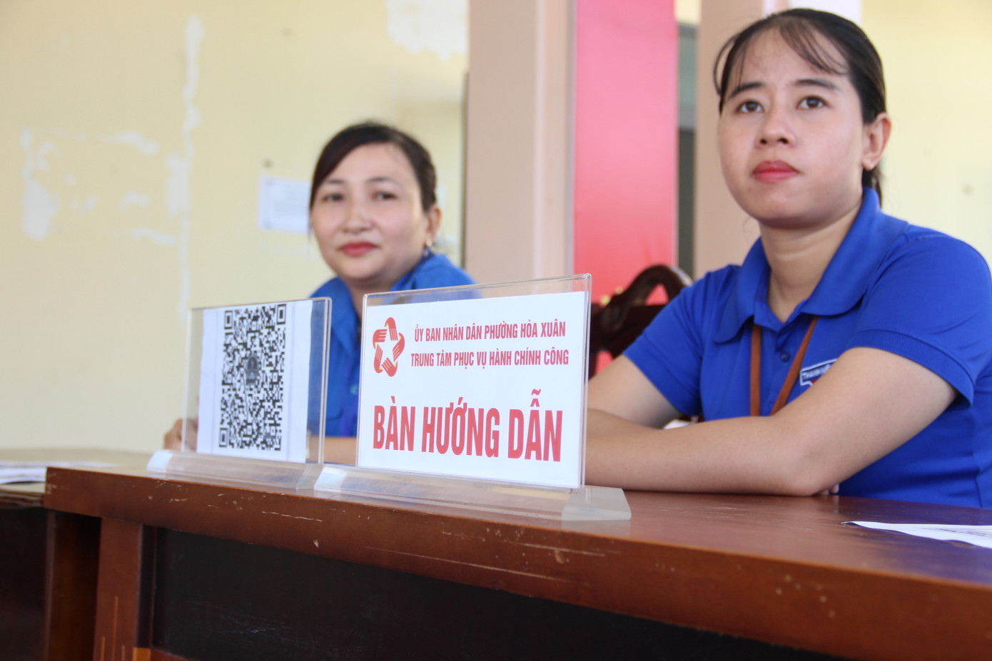 Ghi nhận tại Trung tâm dịch vụ hành chính công phường Hòa Xuân, từ 7h, hơn 20 tình nguyện viên đã có mặt để sẵn sàng hỗ trợ người dân. Các tình nguyện viên chuẩn bị bàn hỗ trợ, dán các mã QR, chuẩn bị các bộ thủ tục mẫu... hướng dẫn bà con đến làm thủ tục.