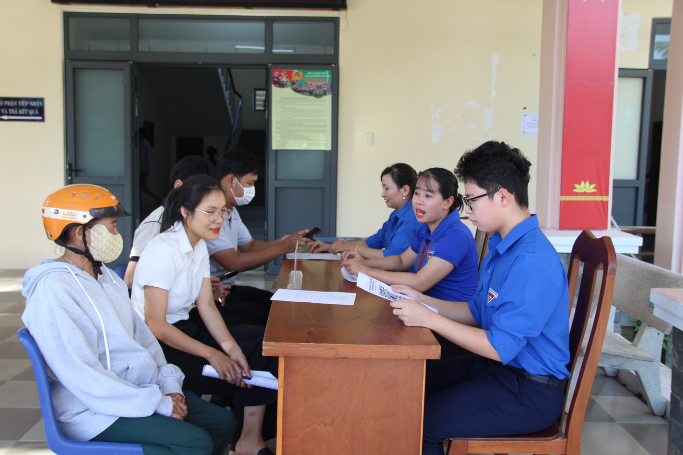 Được biết, đội hình thanh niên tình nguyện hỗ trợ chính quyền địa phương 2 cấp của phường Hòa Xuân gồm 60 tình nguyện viên.