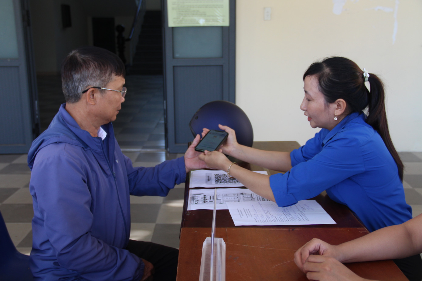 Theo chị Nguyễn Thị Bích Ngân - Bí thư Đoàn phường Hòa Xuân, đội hình triển khai góp phần giúp người dân, đặc biệt là các cô chú lớn tuổi tiếp cận với các dịch vụ công nhanh chóng, tiện lợi hơn.