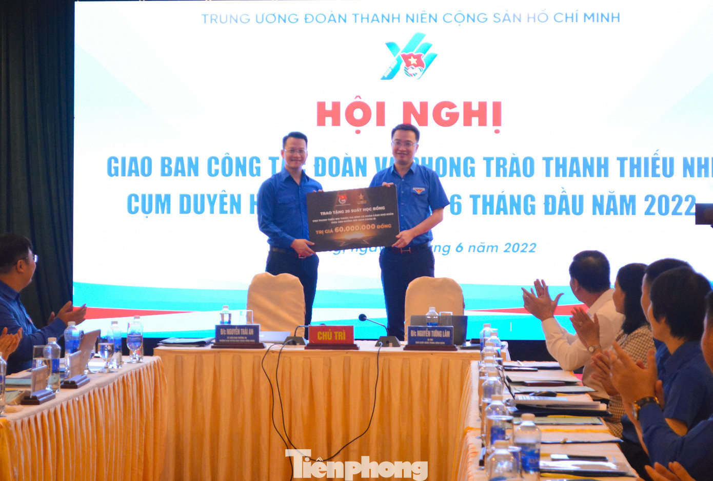 Trong khuôn khổ Hội nghị, TƯ Đoàn trao 20 suất học bổng trị giá 60 triệu đồng cho học sinh là con em các gia đình có hoàn cảnh khó khăn, chịu ảnh hưởng bởi đại dịch COVID-19 tại thành phố Đà Nẵng. Ảnh: Giang Thanh Trong khuôn khổ Hội nghị, TƯ Đoàn trao 20 suất học bổng trị giá 60 triệu đồng cho học sinh là con em các gia đình có hoàn cảnh khó khăn, chịu ảnh hưởng bởi đại dịch COVID-19 tại thành phố Đà Nẵng. Ảnh: Giang Thanh