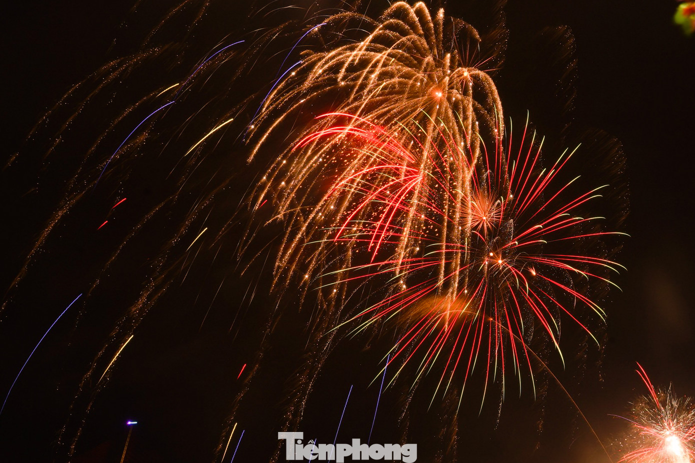 Giao thừa năm nay, Đà Nẵng bắn pháo hoa tại 3 điểm, gồm: đường Bạch Đằng (đoạn giao nhau giữa đường Bạch Đằng và Bình Minh 6); khu vực trước Trung tâm hành chính quận Liên Chiểu; khu vực Trung tâm hành chính huyện Hòa Vang.