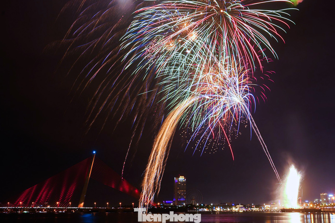 Đúng 0h ngày 10/2, pháo hoa rực sáng trên bầu trời Đà Nẵng. Hơn 2.000 quả pháo tầm cao mang đến cho người dân và du khách trải nghiệm mãn nhãn trong những khoảnh khắc đầu tiên của năm Giáp Thìn.