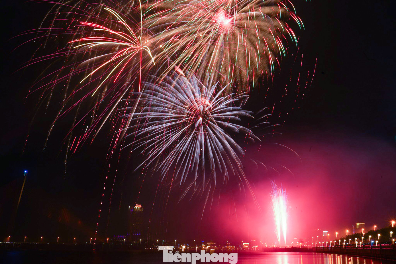 Những màn pháo hoa rực rỡ ngay trên sông Hàn, phía sau là cầu Trần Thị Lý và cầu Nguyễn Văn Trỗi làm cho khung cảnh càng trở nên đặc biệt.