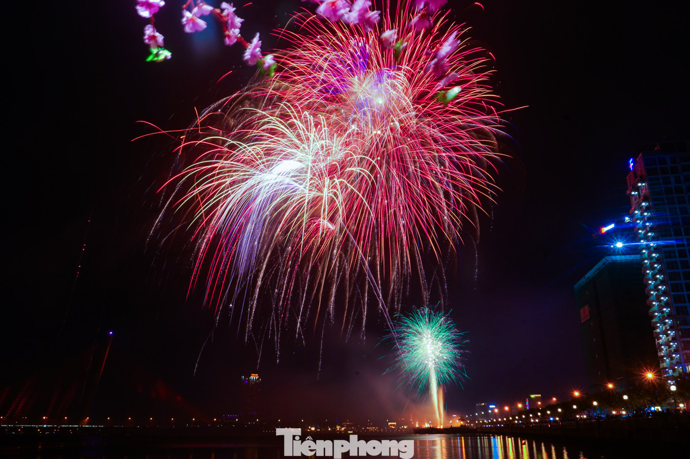 Những loạt pháo hoa nhiều màu sắc rực rỡ trên nền trời. Tại điểm bắn trên đường Bạch Đằng (quận Hải Châu), người dân xếp hàng dọc 2 bên bờ sông Hàn từ sớm để chờ đợi màn trình diễn pháo hoa.