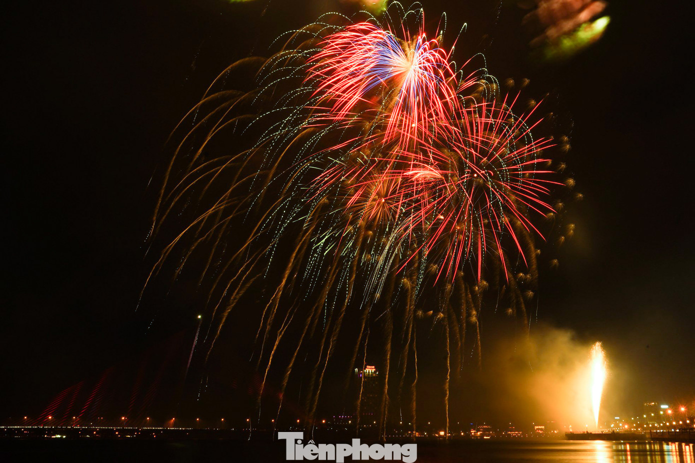 Màn trình diễn kéo dài 15 phút khiến nhiều người dân và du khách hết sức thích thú.