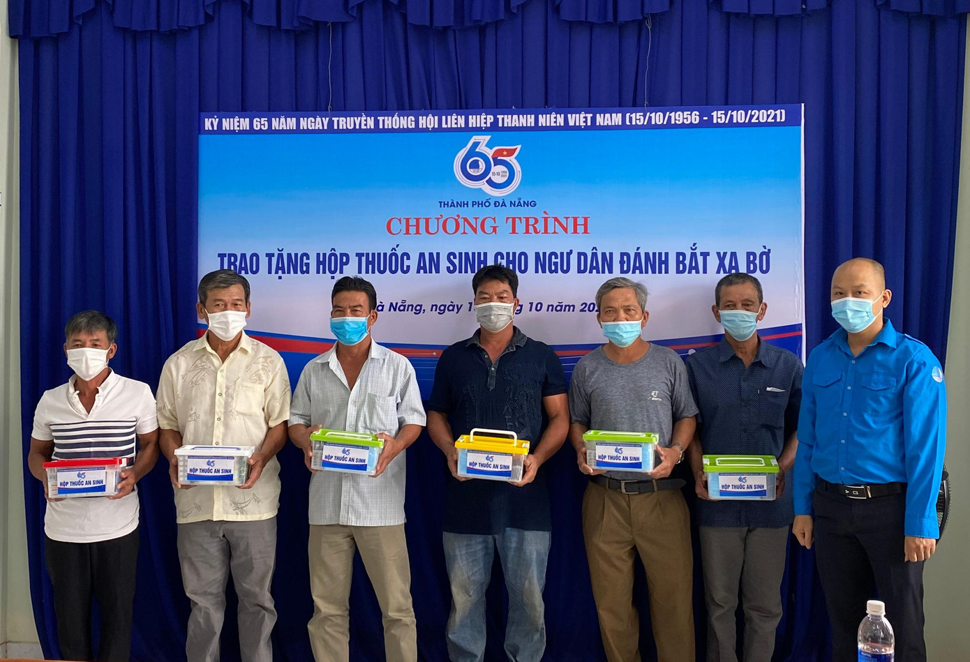 Trao hộp thuốc an sinh cùng ngư dân vươn khơi bám biển ảnh 2